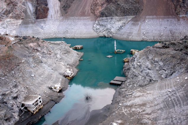 <p>  	&Ccedil;oruh Nehri &uuml;zerinde, 249 metre g&ouml;vde y&uuml;ksekli�iyle T&uuml;rkiye'nin en y&uuml;ksek, d&uuml;nyan�n ise 6'nc� y&uuml;ksek g&ouml;vdeli baraj� olan ve Cumhurba�kan� Recep Tayyip Erdo�an'�n ba�bakanl��� d&ouml;neminde, 2012 y�l�nda hizmete a&ccedil;�lan Deriner Baraj�'n�n su seviyesi, b&ouml;lgede azalan ya���lar nedeniyle yakla��k 53 metre &ccedil;ekildi.&nbsp;</p>  