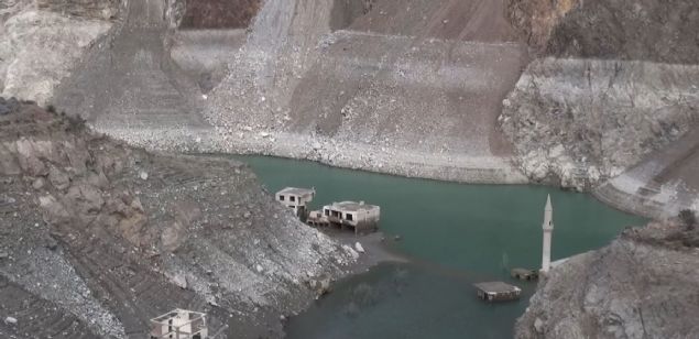 <p>  	�l&ccedil;ede ya�ayan Abdullah Katkat da "Burada g&uuml;zel g&uuml;nlerimiz ge&ccedil;ti. Tan�d�klar�m�z vard�, gelip, burada &ccedil;ok &ccedil;ay�n� i&ccedil;tiklerimiz oldu. Tabii eskileri hat�rlamak g&uuml;zel. G&ouml;r&uuml;nce ister istemez duygulan�yoruz. An�lar g&ouml;z&uuml;m&uuml;zde canlan�yor" diye konu�tu.</p>  