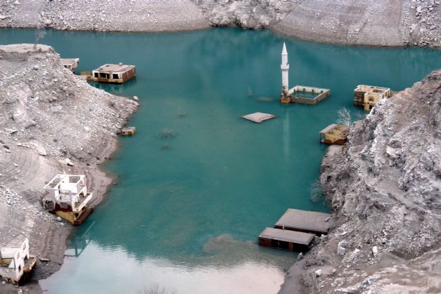 <p>  	ARTV�N'deki Deriner Baraj�'n�n suyu, azalan ya���lar nedeniyle 53 metre &ccedil;ekildi. Baraj g&ouml;l&uuml; nedeniyle su alt�nda kalan Yusufeli il&ccedil;esi Narl�k k&ouml;y&uuml;n&uuml;n eski yerle�im yeri de su y&uuml;zeyine yeniden &ccedil;�kt�. Cami ve evlerin g&ouml;r&uuml;nd&uuml;�&uuml; baraj g&ouml;l&uuml; k�y�s�na gelenler, k&ouml;ylerini seyretti.&nbsp;</p>  