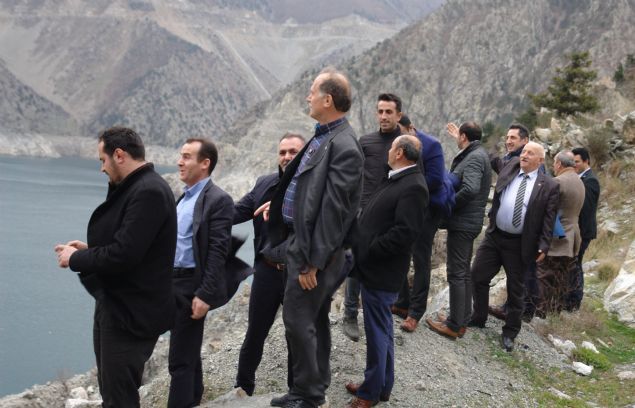 <p>  	Deriner Baraj� ve HES projesi, d&uuml;nyaca &uuml;nl&uuml; belgesel kanal� 'Discovery Channel' taraf�ndan 'm&uuml;hendislik harikas�' olarak de�erlendirildi.</p>  <p>  	(DHA)</p>  