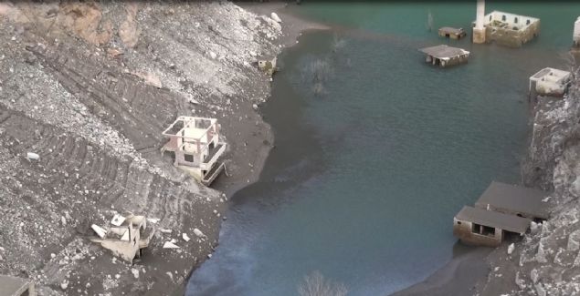 <div>  	<strong>24 YILDA TAMAMLANDI</strong></div>  <div>  	&nbsp;</div>  <div>  	Deriner Baraj� ile hidroelektrik santralinin (HES) temeli, Mescit Da�lar�'nda do�up, G&uuml;rcistan'�n Acara &Ouml;zerk Cumhuriyeti ba�kenti Batum'dan Karadeniz'e d&ouml;k&uuml;len, 431 kilometre uzunlu�unda &Ccedil;oruh Nehri &uuml;zerindeki Artvin'in S&uuml;mb&uuml;ll&uuml; k&ouml;y&uuml;nde, 1988 y�l�nda, d&ouml;nemin Cumhurba�kan� S&uuml;leyman Demirel taraf�ndan at�ld�.</div>  