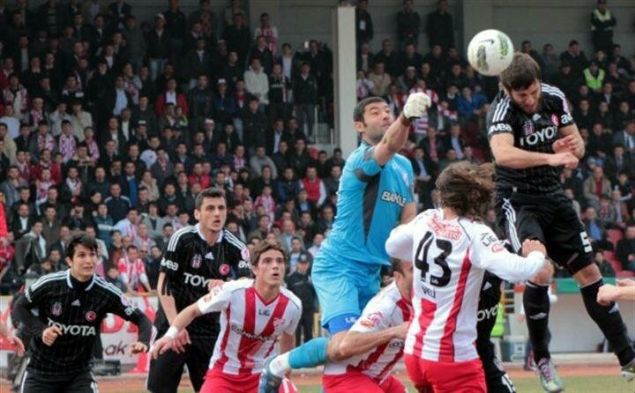                                                                 BOLUSPOR 1-0 BEKTA  <br><br>  Carvalhal ynetimindeki Beikta, Quaresma ve Fernandesin de forma giydii mata Bank Asya 1. Lig ekiplerinden Boluspora 1-0 yenilip elenmekten kurtulamad.                                                        