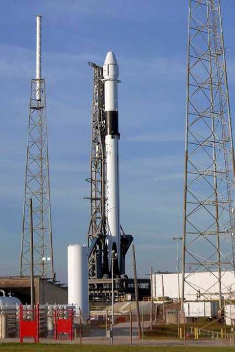 SpaceX, 'Ticari kmal Hizmetleri' program kapsamnda Dragon kargo mekiiyle UU'ye ikmal malzemeleri tayor. 