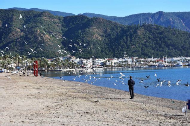 Sahilde oltayla balk avlayan ve yry yapan vatandalar, denizin ekilmesiyle oluan grntleri, cep telefonlaryla ekerek sosyal medyadan 'Deprem mi olacak?' notuyla paylat.  