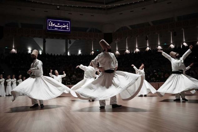 Konya B�y�k�ehir Belediye Ba�kan� U�ur �brahim Atay, etkinlikler boyunca Konya�ya gelecek herkesi Hazreti Mevlana'n�n misafirleri olarak g�rd�klerini ifade ederek, b�t�n Mevlana dostlar�n� Konya'ya yak���r bir �ekilde a��rlayacaklar�n� s�yledi.  <br><br>  Her y�l oldu�u gibi bu y�l da t�renlere Mevlana K�lt�r Merkezi'nde ev sahipli�i yaparak �e�itli programlarla katk�da bulunacak olan Konya B�y�k�ehir Belediyesi, 7-16 Aral�k tarihleri aras�nda her ak�am 19.00 ve 19.40�da Mevlana K�lt�r Merkezi'ndeki iki ayr� salonda T�rk�e ve �ngilizce Mesnevi Sohbetleri d�zenleyecek.      