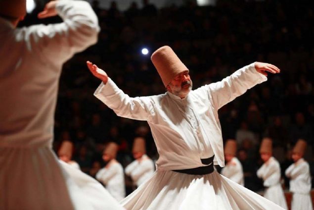 ��retileri ile t�m d�nyada ilgi uyand�ran d���nce adam�, mutasavv�f Mevlana Celaleddin-i Rumi, vefat�n�n 746. y�l� dolay�s�yla 7-17 Aral�k tarihlerinde d�zenlenecek t�renler, Mevlana K�lt�r Merkezi'nde yap�lacak etkinliklerle devam edecek.     