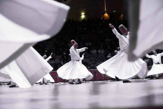 �EB-� ARUS NED�R?  <br><br>  Mevlana Celaleddin-i Rumi'nin �ld��� gece �eb-i Arus olarak adland�r�l�yor.   <br><br>  Mevlana Celaleddin-i Rumi, bu geceyi Rabb'ine, sevgiliye kavu�ma gecesi olarak d���nd��� D���n Gecesi olarak tan�mlanm��t�r.  <br><br>  Mevlana'n�n �l�m y�l d�n�m�ne denk gelen haftalarda yap�lan 'Vuslat Y�ld�n�m� Uluslararas� Anma T�renleri' de halk aras�nda '�eb-i Arus' olarak an�lmaktad�r.      