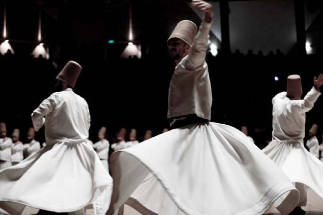 Bizim s�zlerimizin hepsi nakit, ba�kalar�n�nki nakildir. Nakil, nakdin fer'idir.  <br><br>  Bir insan�n nas�l g�ld���nden terbiyesini, Neye g�ld���nden ise zek�s�n� ve seviyesini anla.  <br><br>  Ben kilitten seslenen bir kap� anahtar� gibiyim sanki. San�r m�s�n ki benim s�z�m sadece bir s�zd�r. 