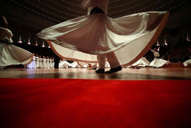 Bazen diyorum ki; 'ne olacak s�yle gitsin'. Sonra diyorum; 'S�yleyince ne olacak, sus bitsin'  <br><br>  H�rs insan� k�r ve ahmak eder. Bilgisiz hale sokar da �l�m� kolayla�t�r�r.  <br><br>  Herkes d���n� s�slerken, sen i�ini, kalbini s�sle. Herkes ba�kas�n�n ay�b�n� ara�t�r�rken, sen kendi ay�plar�nla me�gul ol. 