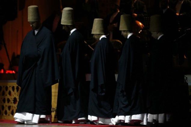 G�nl� ���k yakmay�, ayd�nlanmay� ��renen ki�iyi, g�ne� bile yakamaz. G�nd�z gibi ���y�p durmay� istiyorsan, geceye benzeyen benli�ini yak�ver.  <br><br>  �nsaf et, a�k g�zel bir i�tir! Onun bozulmas�, g�zelli�ini kaybetmesi, tabiat�n k�t� niyetli olu�undand�r.  <br><br>  Her dil, g�nl�n perdesidir. Perde k�m�ldad� m�, s�rlara ula��l�r.  