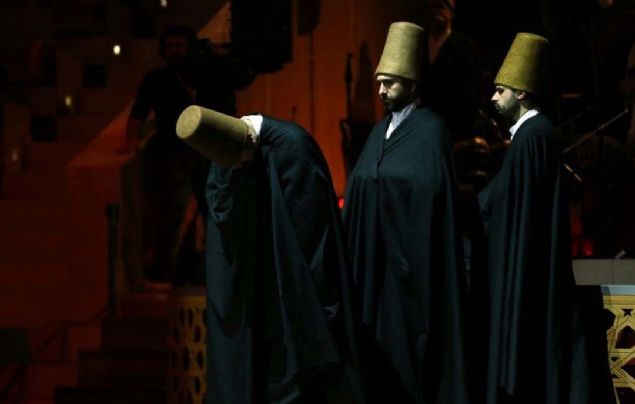 Ye�illiklerden, �i�eklerden meydana gelen bah�e ge�ici, fakat ak�ldan meydana gelen g�l bah�esi hep ye�il ve g�zeldir.  <br><br>  Yetmi� iki millet kendi s�rr�n� bizden dinler. Biz, bir perde ile y�zlerce ses ��karan bir ney gibiyiz.   