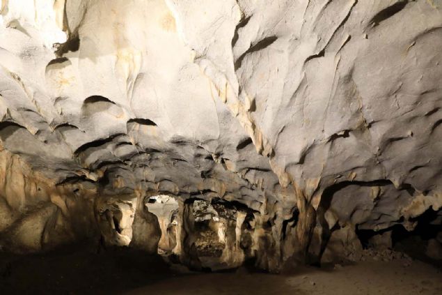 ZYARET SAYISI ARTTI  <br><br>  Merhum Prof. Dr. smail Kl Kkten tarafndan 1946'da kefedilen Karain Maarasnn evre dzenlemelerinin uzun yllar yaplmadn ve bunun da ziyareti saysn etkilediini anlatan Ege,   <br><br>  'Alanda tuvalet, kafe, yrme yollar ve park yeri olmamas insanlarn burada zaman geirmesini engelleyici bir unsurdu. Tabi ki UNESCO kalc listeye gemesi iin gerekli kriterler vard. zellikle evre dzenlemeleri.   <br><br>  Kltr ve Turizm Bakanl buray ren yeri kapsamna aldktan sonra gereken dzenlemeler yapld. Dolaysyla ziyareti says artmaya balad. Ama hala hak ettii dzeyde deil' diye konutu.    