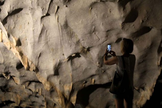 Antalya'nn 30 kilometre kuzeybatsnda, eski Antalya-Burdur karayoluna 5-6 kilometre uzaklkta, denizden 430-450 metre ykseklikteki Trkiye'de tek Neandertal insan kalntlarnn bulunduu ve 1994'ten beri UNESCO Dnya Kltr Miras geici listesinde yer alan Karain Maaras'nn ziyareti says, 4 ylda yaklak iki katna ulat.   <br><br>  2016da 15 bin, 2017de 17 bin 335, 2018de 20 bin 590 kiinin ziyaret ettii Karain Maarasn, bu yl ekim ay sonu itibaryla 24 bin 750 kii ziyaret etti.     