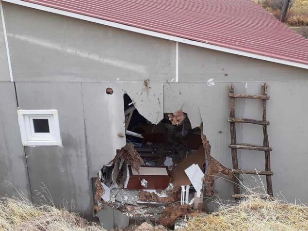 Olay, dn akam saatlerinde emigezek ilesine bal Yukarbudak kynde meydana geldi.  <br><br>  Edinilen bilgiye gre, 2 ocuk babas Suat Doan ve ailesinin yaad prefabrik eve, dadan kopan devasa kaya paras dt.    