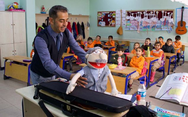 - 'Ta�rada imkan yaratmaya �al���yoruz'  <br><br>  Mahir �u�u, AA muhabirine yapt��� a��klamada, �ocuklara bir �eyler ��retebilmek i�in onlar�n ilgisini �ekmek gerekti�ini s�yledi. 