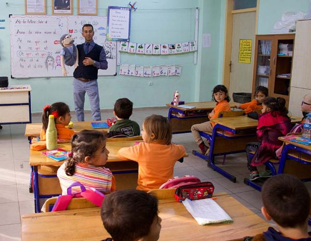 ��renciler de 'Bakkal Amca' kuklas� ve m�zikle dersleri daha g�zel ve �abuk ��rendiklerini dile getirdi.      