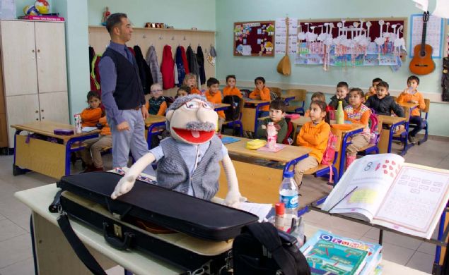 B�y�k kentlerde imkan ve se�eneklerin daha fazla oldu�una dikkati �eken �u�u, 'Ta�rada �ok fazla imkan yok ama bir �ekilde imkan yaratmaya �al���yoruz. Kendi imkanlar�m�zla dersleri, hayat� zenginle�tirmeye �al���yoruz.' diye konu�tu.  