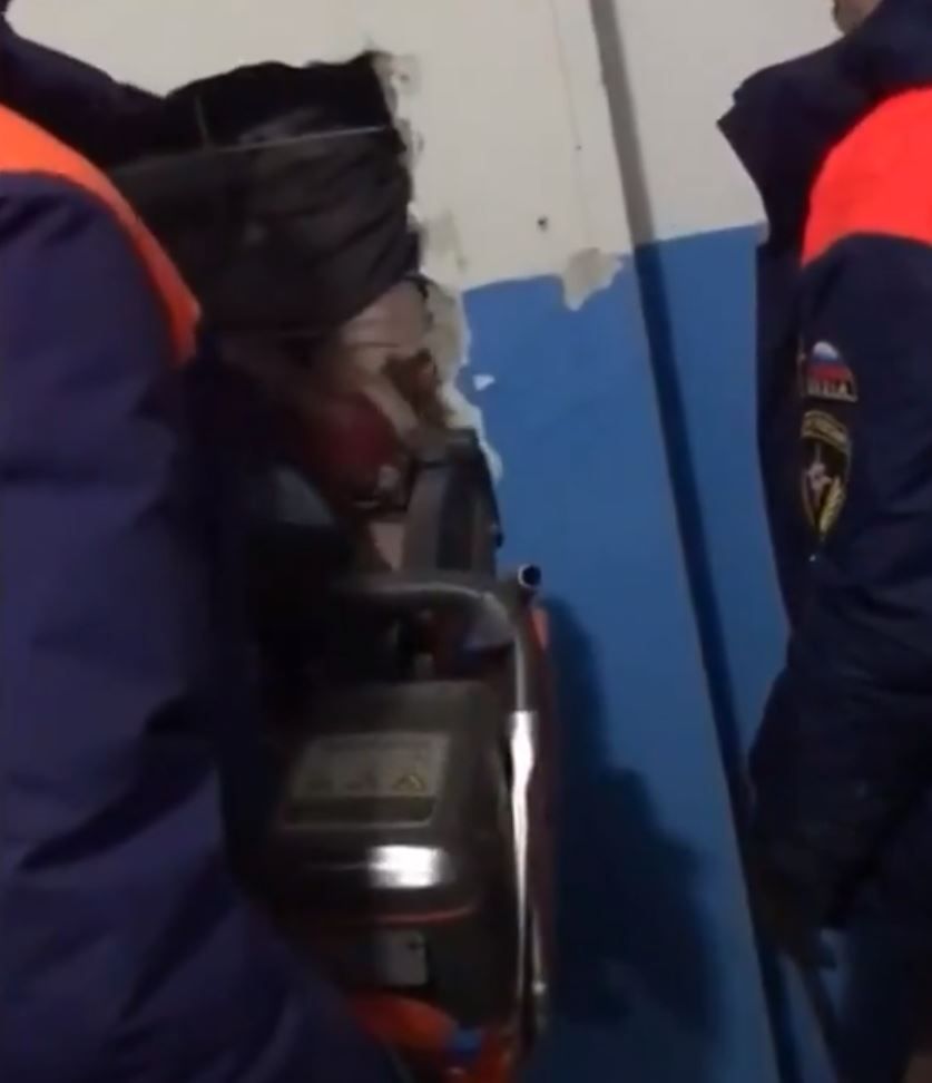 Olay yerine gelen yetkililer, en alt kattaki duvar�n i�inden ���l�klar�n geldi�ini duyar duymaz harekete ge�ti.    