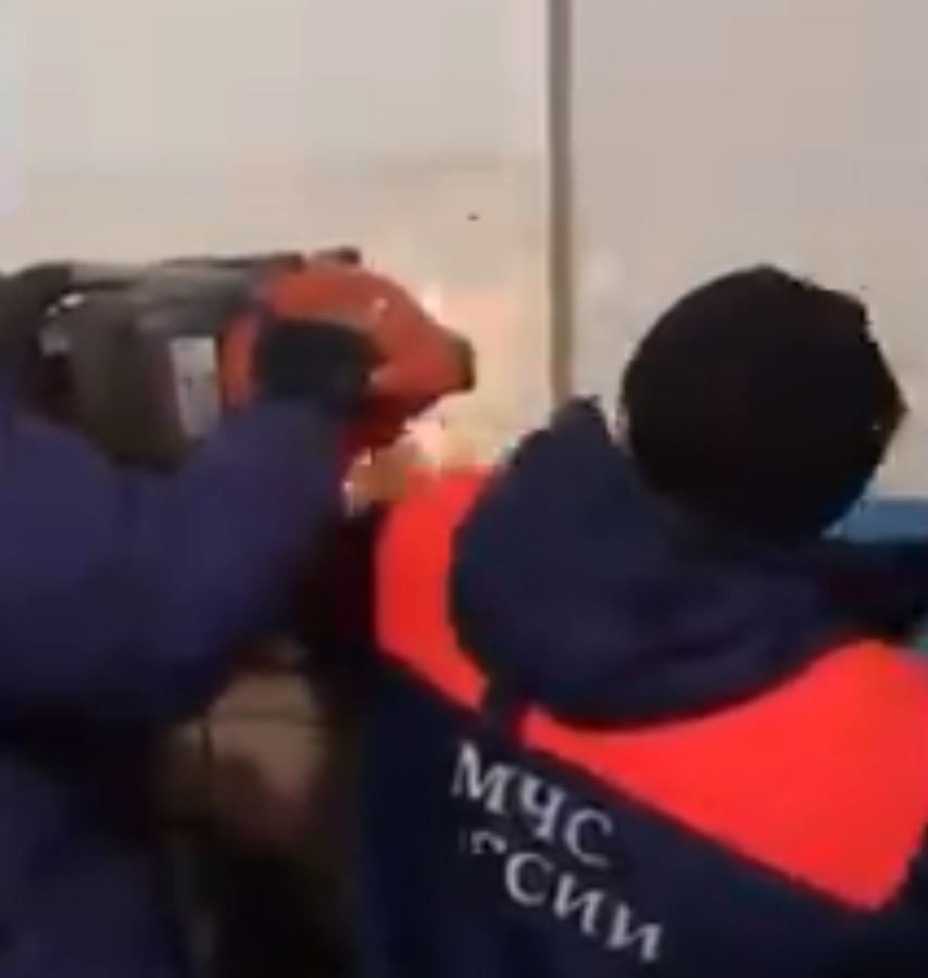 Kuzey Kutup Dairesi'nin yakla��k 450 km g�neyinde bulunan Yakutsk kentinde bir apartman�n sakinleri gece yar�s� garip sesler duydu.    