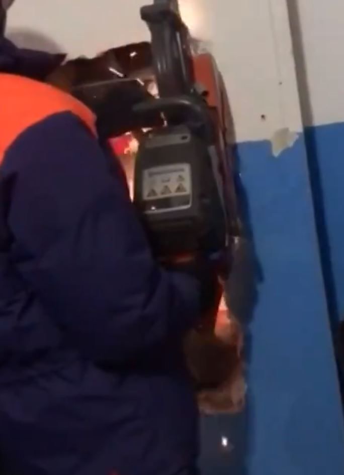 Hayrete d��en insanlar adam� kurtarmaya �al���rken bir yandan da oraya nas�l girdi�ini anlamaya �al���yordu.    