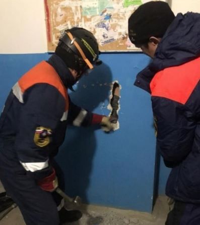 Sa�lam duvar� elektrikli testereyle kesen  kurtarma ekibi, duvar�n i�inde ba�a�a�� duran adam� g�r�nce neye u�rad���n� �a��rd�.    