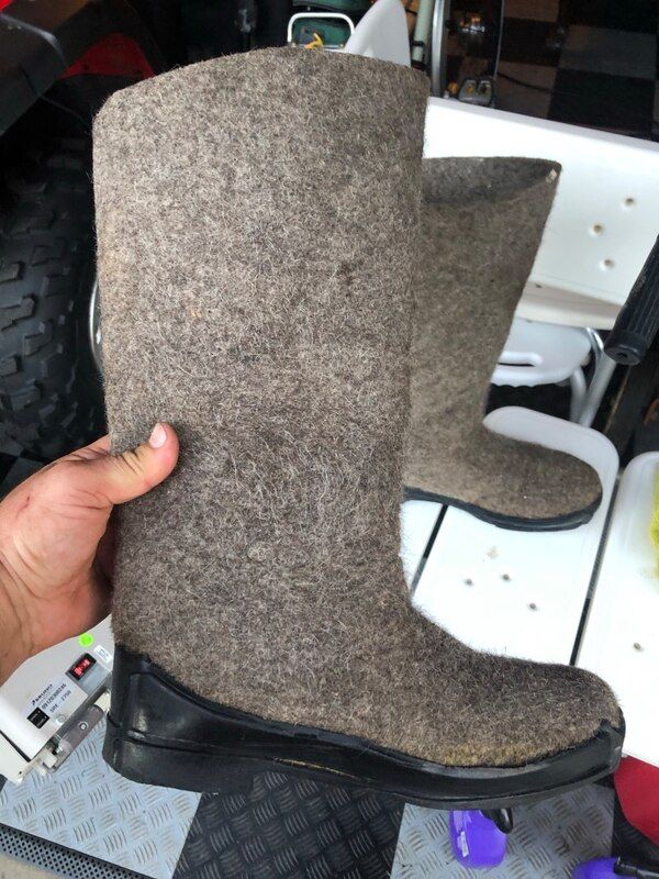 Rusya'n�n so�uk b�lgelerinde pek�ok insan taraf�ndan giyilen Valenki botlar, koyun y�n�nden yap�lm�� ke�eli botlard�r.  