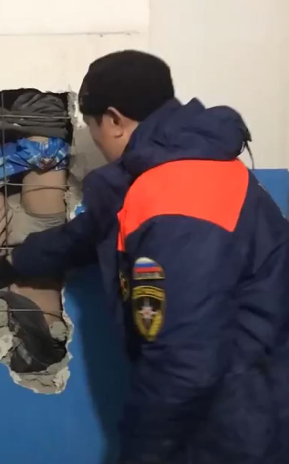 10. katta ya�ayan adam, daha sonra botlar�n� almak i�in uzand� ama dengesini kaybedip a�a�� d��t�.    