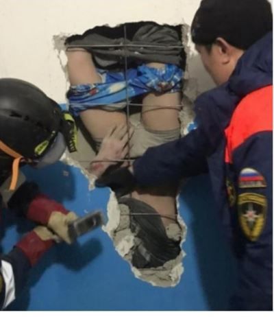 Gitgide daralan bo�lukta 28 metre boyunca s�r�klenen adam, bo�lu�un bitti�i yerde durdu.    