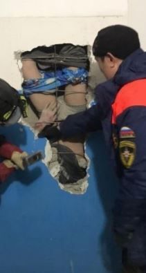 �l�mden d�nen adam�n giderek daralan bo�luk ve almaya �al��t��� Valenki botlar�n yast�k gibi alt�nda kalmas� sayesinde kurtuldu�u belirtildi.  