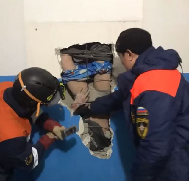 Garip kurtarma operasyonunun g�r�nt�leri sosyal medyada payla��l�rken, d��en adam hastaneye kald�r�ld�.    