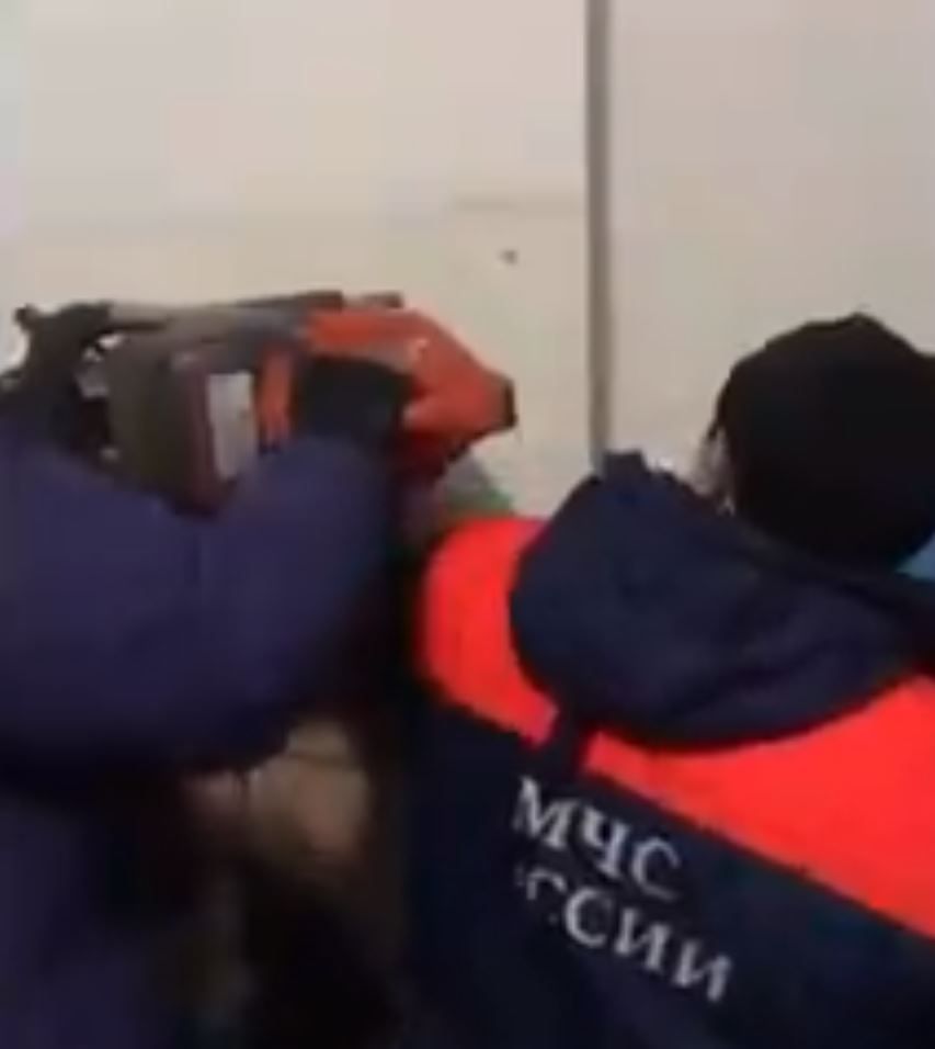 Gece yar�s� uyanan insanlar, sesin bir duvardan geldi�ini fark edince yetkililere haber verdi.    