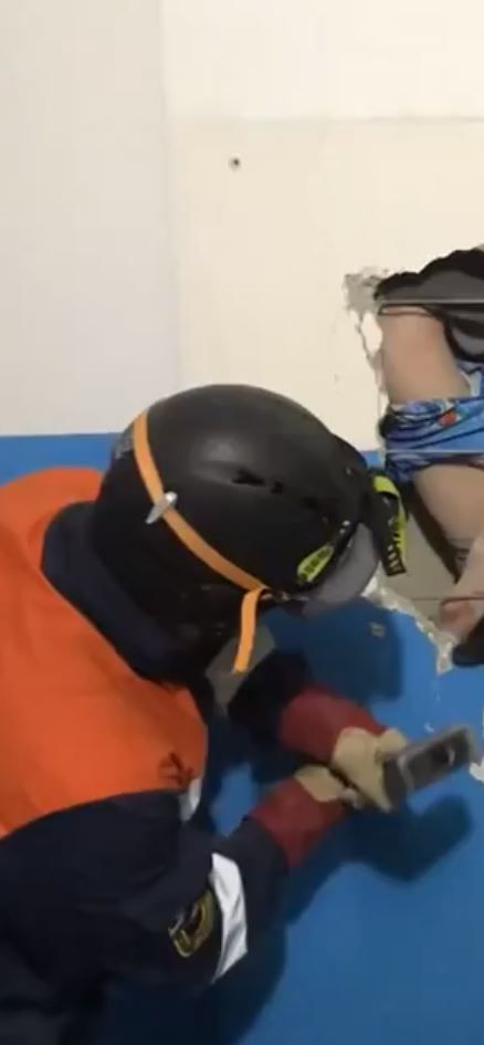 Kurtarma operasyonu sonras� yetkililerin bildirdi�ine g�re, adam botlar�n� kurumas� i�in havaland�rma bo�lu�unun �zerine koydu.    