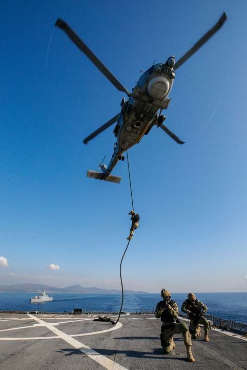 Hava yoluyla ger�ekle�en harekatta da tim, helikopterden a�a�� b�rak�lan halattan serbest kay�� ve da� ipinden kontroll� kay�� tekniklerini kullanarak geminin g�vertesine indi.     