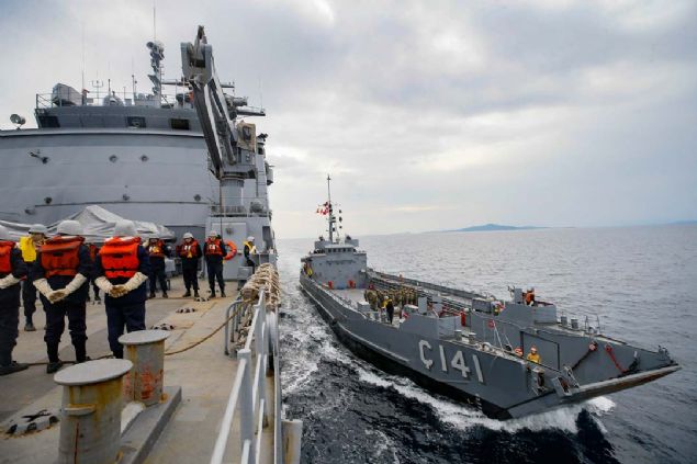 AA ekibinin g�r�nt�ledi�i gemiye ��kma harekat�nda, hedefe botlarla tam te�hizatl� ilerleyen amfibi timi, m�saadeli olarak geminin komutas�n� ele ge�irmek i�in son haz�rl�klar�n� yapt�.     