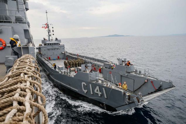 - Her faaliyeti kusursuz  <br><br>  Deniz piyadeleri, ayr�ca her t�rl� deniz durumunda gemiden gemiye personel, silah ve te�hizat transferi yapabiliyor.     