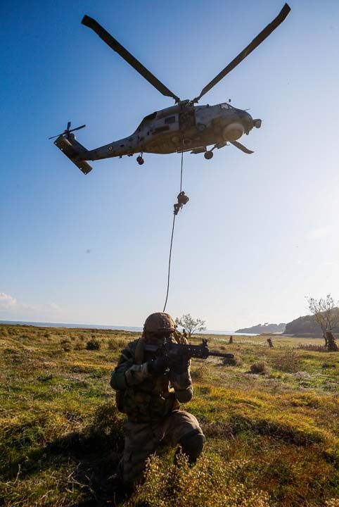 T�rk Deniz Kuvvetleri personeli subay, astsubay, uzman erba� ve s�zle�meli erler aras�ndan zorlu e�itim s�recinin ard�ndan se�ilen amfibi deniz piyadeleri, e�itimlerine aral�ks�z devam ediyor.        