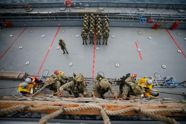 AA ekibi, Deniz Kuvvetleri Komutanl���n�n �zmir'in Fo�a il�esinde konu�land�r�lan 'Timsah Yuvas�' Amfibi Deniz Piyade Tugay�n�n bir�o�u yerli ve milli silahlarla ger�ekle�tirdi�i nefes kesen e�itimlerini yerinde izledi.      