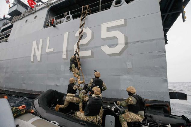 Zorlu s�navlar�n ard�ndan ald�klar� e�itimlerle y�ksek seviyede kara ve deniz fizik kondisyonu, bask� alt�nda g�revini icra edebilme, yak�n d�v�� teknikleri, esaretten kurtulma, te�hizatl� olarak arazide uzun mesafe intikal ve hedef bulma gibi kabiliyetleri kazanan 'Timsahlar', karada ve mavi sularda d��mana korku sal�yor.       