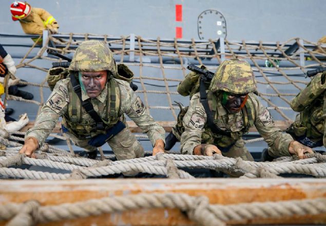 - Aksiyon filmlerini aratmayan e�itimler  <br><br>  'Timsahlar'�n ba�ar�yla ger�ekle�tirdikleri bottan hareket halindeki gemiye ��kma, gemiyi ele ge�irme, halatla helikopterden gemiye inme, hareketli botlarla hedefleri etkisiz hale getirme, denizde k���k gemiden b�y�k gemiye ge�i� gibi e�itimleri, adeta aksiyon filmlerini aratm�yor.       