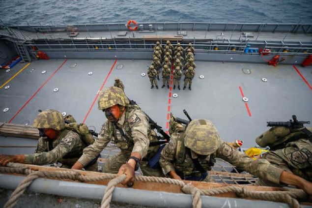 Hedef geminin verilen komutlara uymas� ve sorulan sorulara cevap vermesi �zerine tim, risk fakt�rlerini de�erlendirerek geminin bordas�ndan a�a�� b�rak�lan '�eytan �arm�h�' ile g�verteye ��kt�.     