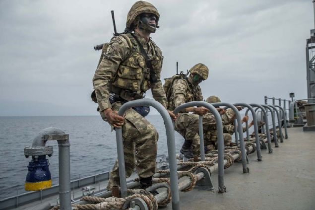 Kendilerine emniyetli b�lge ve toplanma noktas� belirleyen timler, ard�ndan gemide ilerleme tekniklerini kullanarak k�pr� �st�ne gidip makine dairesini ve personelini kontrol alt�na ald�.     