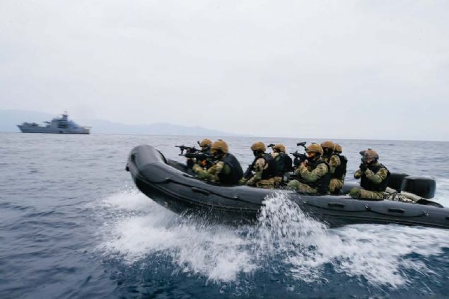 Aksiyon filmlerini aratmayan faaliyetleriyle dosta g�ven, d��mana korku salan T�rkiye'nin g�z bebe�i amfibi deniz piyadeleri, 'daima haz�r' parolas�yla kendilerine verilecek g�revleri bekliyor.    