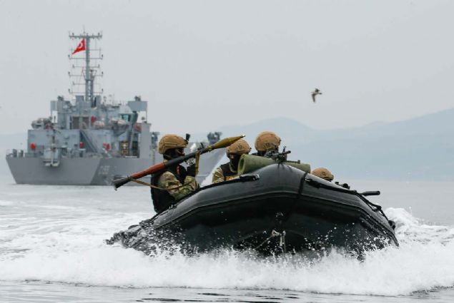 T�rkiye'nin se�kin birlikleri aras�nda yer alan amfibi deniz piyadeleri 'Timsahlar'�n derin sulardaki e�itimleri, adeta aksiyon filmlerini aratm�yor.           