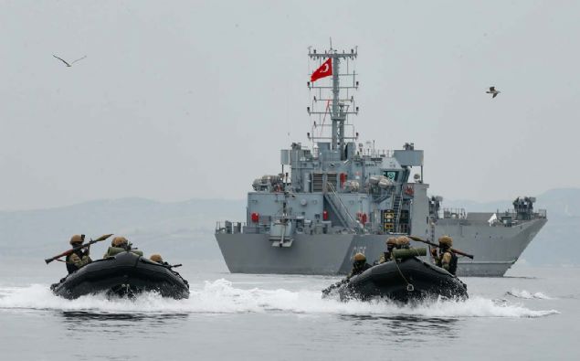 Birbirinine kenetlenen ve her faaliyeti kusursuz icra etmeye gayret g�steren amfibi piyadeler, halihaz�rda Hakkari'de ter�rle m�cadele, Suriye'de F�rat Kalkan� ve Bar�� P�nar� harekatlar�nda, Afganistan'da kararl� destek misyonu bar��� destekleme, Arnavutluk'ta insani yard�m harekat� ile Akdeniz Kalkan� Harekat� kapsam�nda Do�u Akdeniz'de platform koruma g�revlerini ba�ar�l� �ekilde s�rd�r�yor.    