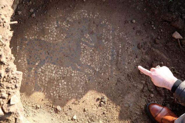 Olay yerine giden jandarma ekipler, milattan nce 200'l yllarda Roma Dnemi'ne ait olduu deerlendirilen mozaii yurt dndaki bir i adamna 30 milyon dolara pazarlamaya alan 5 kiiyi gzaltna ald, mozaik kalntlarnn bulunduu alan ise koruma altna alnd.  <br><br>  Jandarmadaki ilemlerinin ardndan adliye sevk edilen 5 zanldan M.. (21), .. (47) ve D.A.(55) tutuklanarak cezaevine gnderildi. 