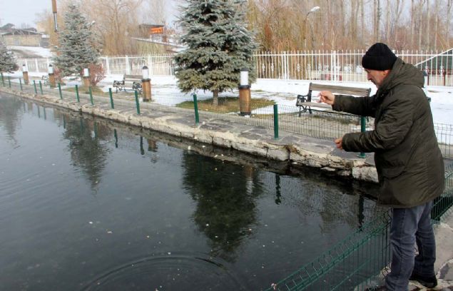 Erzurum'un Aziziye ilesine bal Stl Mahallesinde yer alan balkl gl gizemli haliyle dikkat ekiyor.   <br><br>  Kayna bulunamayan gln suyu temizlenmek iin boaltlsa dahi su topraktan yeniden ykselmeye balyor.        