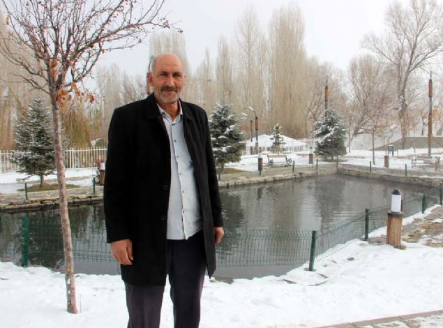 Burada souklar 50 dereceyi bulduunda bile gln scakl 18 derece olarak llyor.  <br><br>  Bu evrede akarsular donuyor ama bizim glmz kesinlikle donmuyor. Erzurum'da bu gl ok fazla tannmyor ama yurt dndan gelip buray ziyaret eden kiiler var' dedi.      