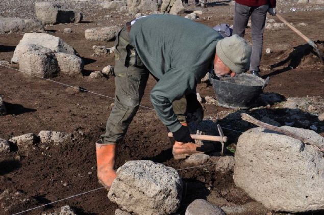 'Blgede rastladmz kalntlar zerinde yaptmz incelemede, hyn bazalttan oluan duvar kalntlarnn ksmen korunmu olduunu grdk.  