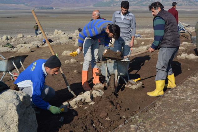 Gaziantep niversitesi Arkeoloji Blm retim yesi Prof. Dr. Atilla Engin bakanlndaki 25 kiilik ekiple yrtlen almalarda, bir sre sonra yeniden sular altnda kalacak olan hykle ilgili elde edilen bilgi ve bulgular ile dokmantasyon oluturularak blge arkeolojisine katk sunulmasnn amaland belirtildi.   