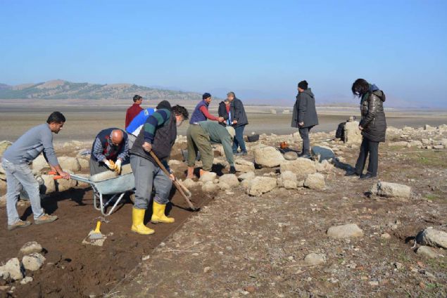 Hyn ykseltisi byk lde suyla eriyerek yok olmu. Ancak nemli buluntu ve kalntlar gn yzne km.  